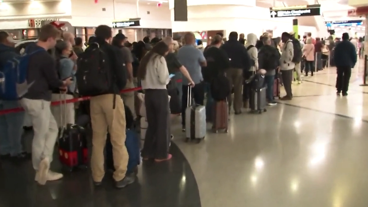 Demoras en Aeropuertos Reflejan Impacto del Cierre Gubernamental en Servicios Claves