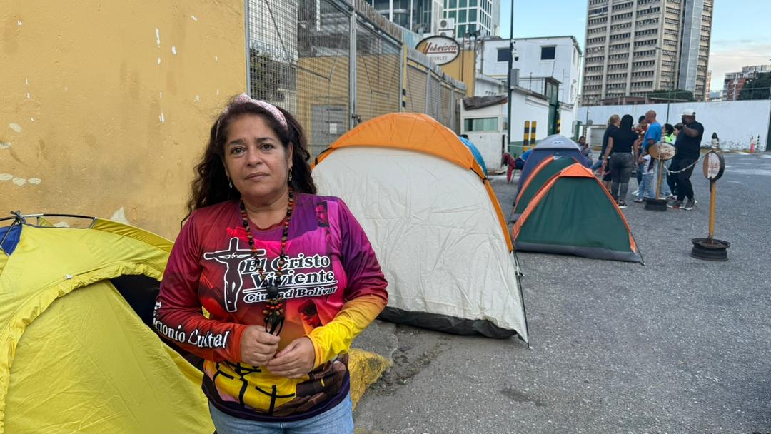 Familiares de presos políticos en Venezuela mantienen vigilia indefinida tras anuncio de excarcelaciones
